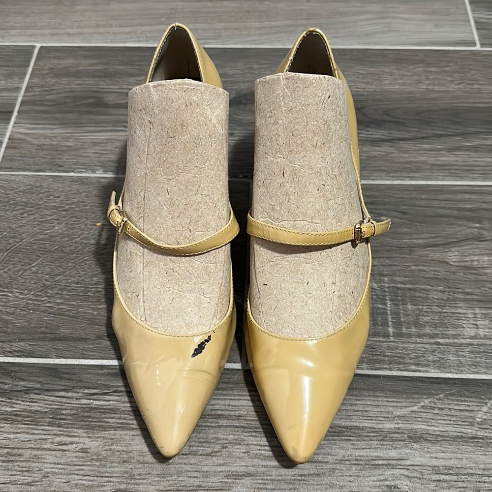 Michael Kors beige pumps